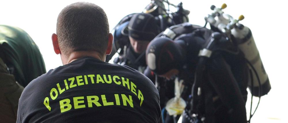 Polizeitaucher bereiten sich am 08.07.2013 in Berlin am Schlachtensee auf einen Einsatz vor.