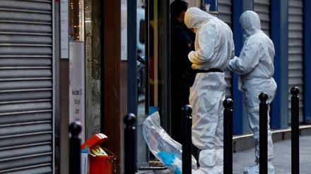 Französische Polizisten arbeiten in der Rue d’Enghien, nachdem in einem zentralen Stadtteil von Paris Schüsse gefallen sind.