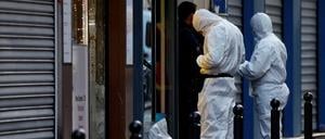 Französische Polizisten arbeiten in der Rue d’Enghien, nachdem in einem zentralen Stadtteil von Paris Schüsse gefallen sind.