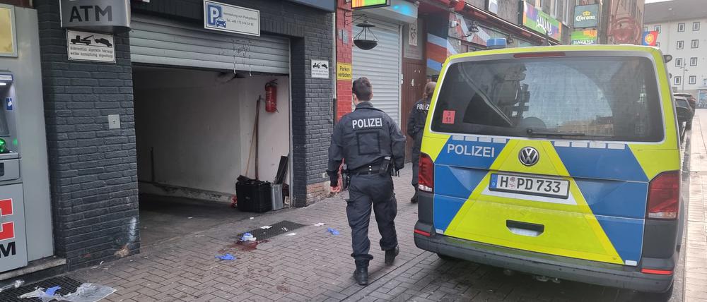 Vor einem Club in Hannover eröffnet am Sonntag ein Mann das Feuer. Drei Menschen werden verletzt.