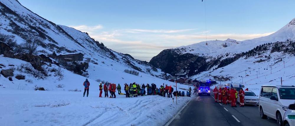 Einsatzkräfte an der Unglücksstelle im freien Skigebiet von Lech/Zürs.