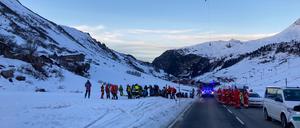  Einsatzkräfte an der Unglücksstelle im freien Skigebiet von Lech/Zürs.