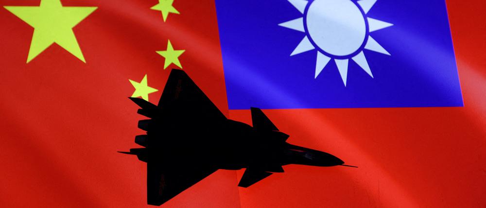Ein Flugzeug vor der chinesischen und taiwanesischen Flagge.