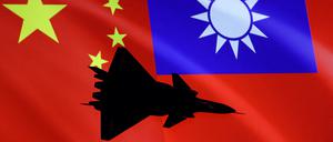 Ein Flugzeug vor der chinesischen und taiwanesischen Flagge.