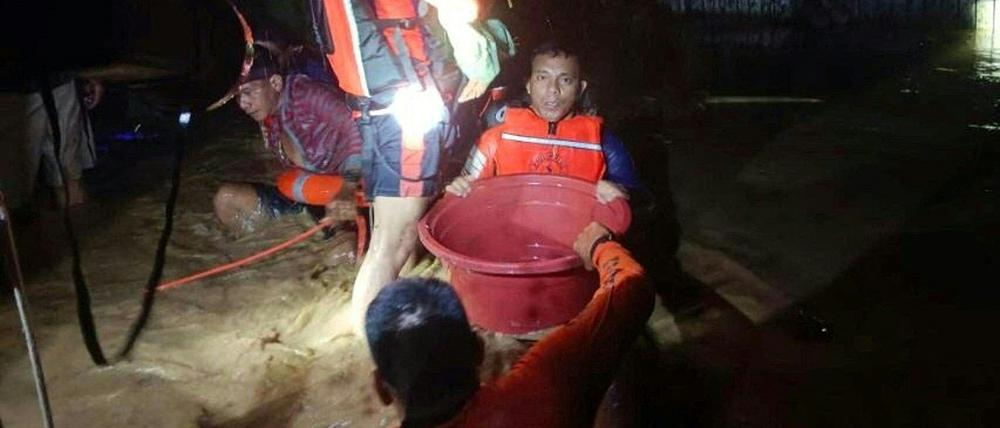 Rettungskräfte evakuieren Menschen auf den Philippinen.