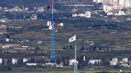 Die Flaggen von Nordkorea (hinten) und Südkorea (vorn) im Grenzgebiet flattern im Wind (Symbolbild).
