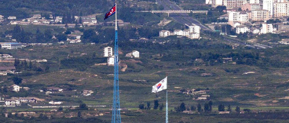 Die Flaggen von Nordkorea (hinten) und Südkorea (vorn) im Grenzgebiet flattern im im Wind.