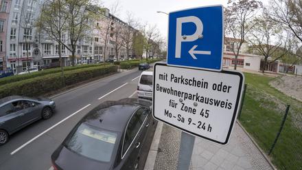 Wer einen Anwohnerparkausweis hat, zahlt nur zehn Euro pro Jahr für das Recht, auf öffentlichem Straßenland zu parken. Andere müssen dafür zwei Euro pro Stunde berappen.