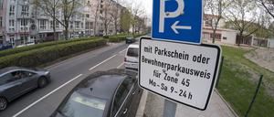 Hinweisschild zum kostenpflichtigen Parken oder Parken mit einem anwohnerparkausweis in der Wichertstrasse in Berlin-Prenzlauer Berg.