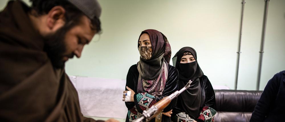 Nach ihrer Machtübernahme im August 2021 haben die Taliban die Rechte der Frauen massiv eingeschränkt.