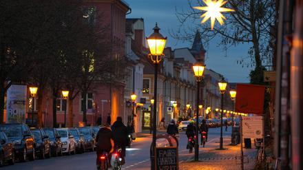 Ein Weihnachtsstern leuchtet am Abend unterhalb eines Balkons in der Gutenbergstraße im Holländischen Viertel. 