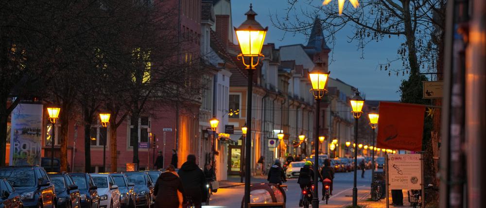 Ein Weihnachtsstern leuchtet am Abend unterhalb eines Balkons in der Gutenbergstraße im Holländischen Viertel. 