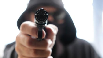 Mann mit Schreckschusspistole (Symbolbild).