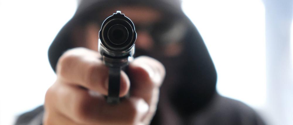 Mann mit Schreckschusspistole (Symbolbild).