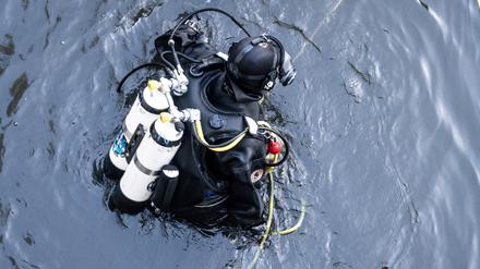 Taucheinsatz im Neuköllner Schifffahrtskanal.