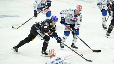 Maximilian Heim (l., hier im Spiel gegen Schwenningen)erzielte gegen Ingolstadt seinen zweiten Treffer.