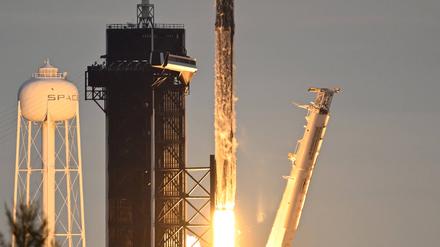 SpaceX schickt Starlink-Satelliten ins All, um ein weltumspannendes Internet zu schaffen. (Archivbild)