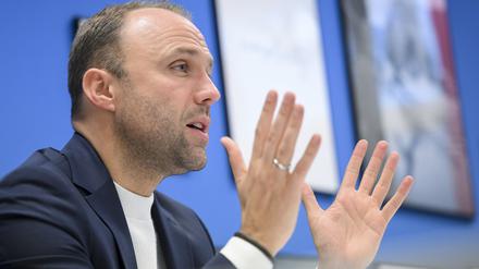 Sebastian Czaja, Vorsitzender der FDP-Fraktion im Berliner Abgeordnetenhaus, gestikuliert bei einem Interview in der Landesgeschäftsstelle der FDP Berlin.