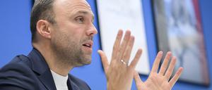 Sebastian Czaja, Vorsitzender der FDP-Fraktion im Berliner Abgeordnetenhaus, gestikuliert bei einem Interview in der Landesgeschäftsstelle der FDP Berlin.