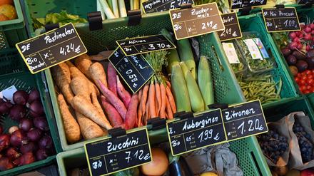Regionales Bio-GemÃ¼se gehÃ¶rt zum Angebot der Internetplattform soreegio, das auch im neuen Laden von Andreas Richter am Markt erworben werden kann. Ofenfrisches Brot, Wurstkonserven vom Ã¶rtlichen Landwirt oder gerade geerntete MÃ¶hren und Zucchini: Auch fÃ¼r WochenmÃ¤rkte und HoflÃ¤den gelten wegen Corona Auflagen. Wie kommt der Kunde dann an Lebensmittel aus Brandenburg? Bestenfalls mit einem Mausklick (zu dpa Â«Hofladen und Onlineshop - Per Click Regionales fÃ¼r ZuhauseÂ»). +++ dpa-Bildfunk +++