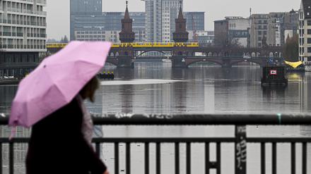22.12.2022, Berlin: Die Oberbaumbrücke spiegelt sich bei trüben, regnerischem Wetter im Wasser der Spree. Derzeit sorgen Wolken bei milden Temperaturen für Regen oder Sprühregen. Auch am 24. Dezember muss mit vereinzelten Regenschauern und böig auffrischendem Wind gerechnet werden. Foto: Jens Kalaene/dpa +++ dpa-Bildfunk +++