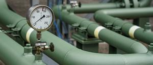 Messinsturmente zeigen den Leitungsdruck von Rohrleitungen eines Gaspeichers an.