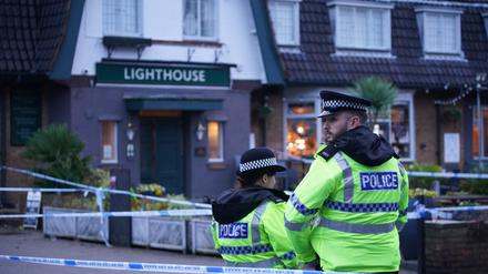 Polizisten halten Wache in dem abgesperrten Bereich am Tatort nach Schüssen in einem Pub an Heiligabend in der Nähe von Liverpool.