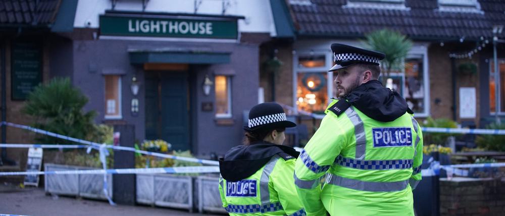 Polizisten halten Wache in dem abgesperrten Bereich am Tatort nach Schüssen in einem Pub an Heiligabend in der Nähe von Liverpool.