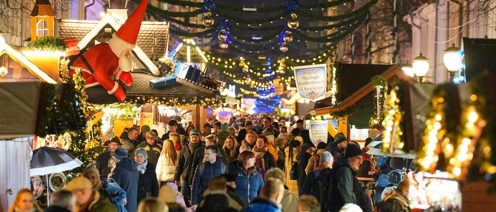 Dichtes Gedränge in der Brandenburger Straße beim Weihnachtsmarkt „Blauer Lichterglanz“.