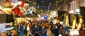 Dichtes Gedränge in der Brandenburger Straße beim Weihnachtsmarkt „Blauer Lichterglanz“.