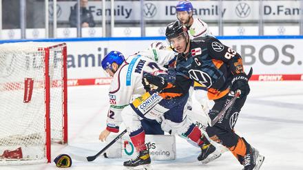 Eric Mik (l., hier im Spiel gegen Wolfsburg) legt mit den Kollegen derzeit viel Strecke zurück.