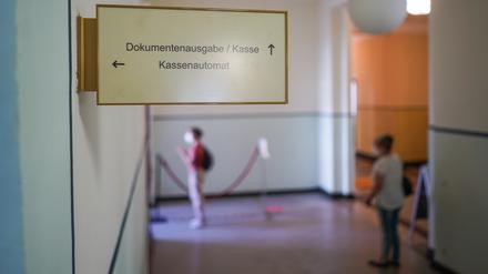 Anstehen statt klicken - Realität in den meisten Behörden in der Mark.