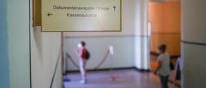 Anstehen statt klicken - Realität in den meisten Behörden in der Mark.
