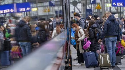 Zahlreiche Reisende steigen am Hauptbahnhof Berlin in einen ICE-Zug der Deutschen Bahn (Symbolbild).