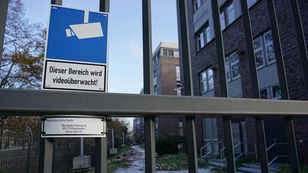 Nur ein winziges Schild weist den aktuellen Nutzer des Bürogebäudes aus.