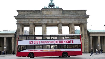 Wo der moderne Theologe gelassen lächelt. Ein Bus mit der Aufschrift „Es gibt (mit an Sicherheit grenzender Wahrscheinlichkeit) keinen Gott“ 2009 vor dem Brandenburger Tor.