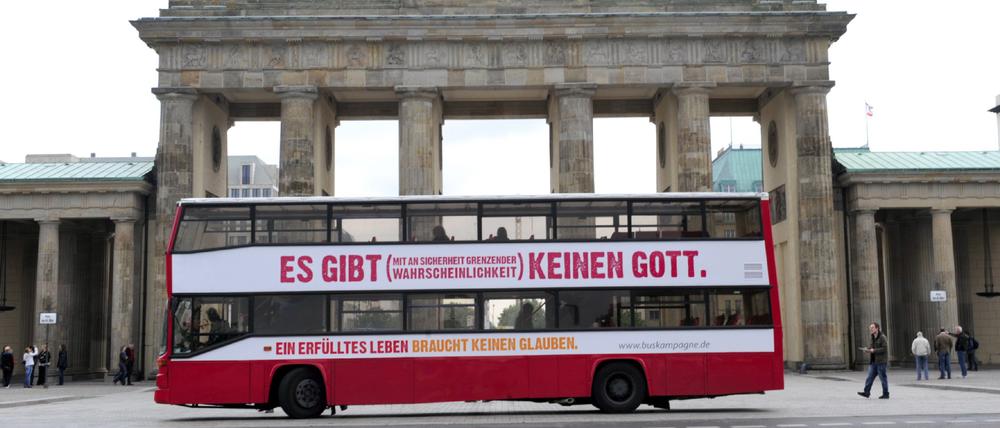 Wo der moderne Theologe gelassen lächelt. Ein Bus mit der Aufschrift „Es gibt (mit an Sicherheit grenzender Wahrscheinlichkeit) keinen Gott“ 2009 vor dem Brandenburger Tor.