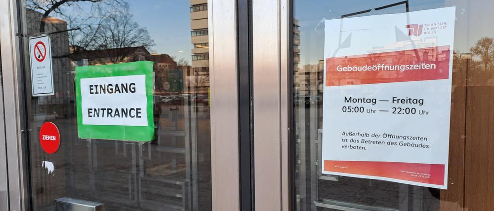 Hinweise auf die eingeschränkten Öffnungszeiten am Hauptgebäude der TU Berlin.