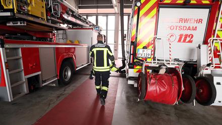 Die Potsdamer Feuerwehr löschte das Auto.