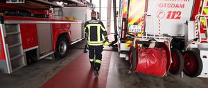 Die Potsdamer Feuerwehr löschte das Auto.