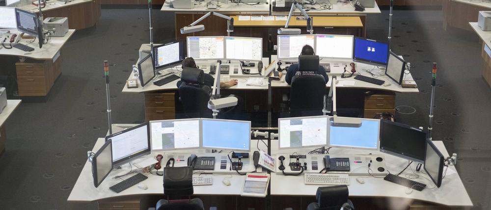 Notrufannahmeplätze in der Leitstelle der Berliner Feuerwehr.