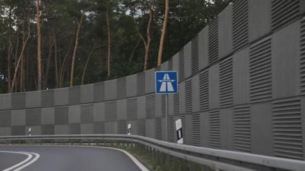 Lärmschutzwand auf der Autobahn A10. 