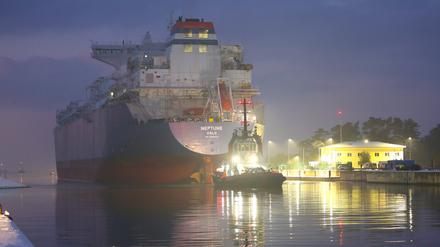Das LNG-Spezialschiff „Neptune“ im Industriehafen von Lubmin..