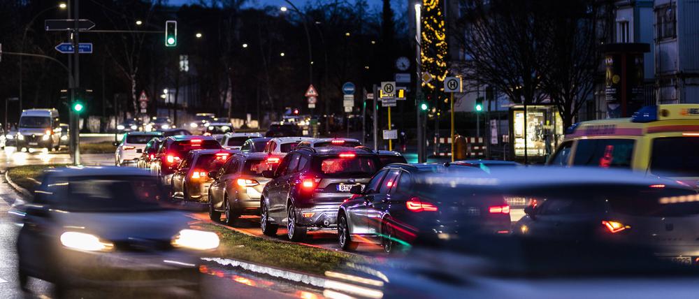 In Berlin wurden weniger Raser geblitzt und auch die Zahl der bei Rot erwischten Autofahrer ist gesunken.