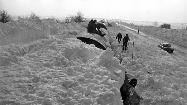 Im Februar kam es zu weiteren Schneefällen, in denen dieser Zug nach Puttgarden stecken blieb.