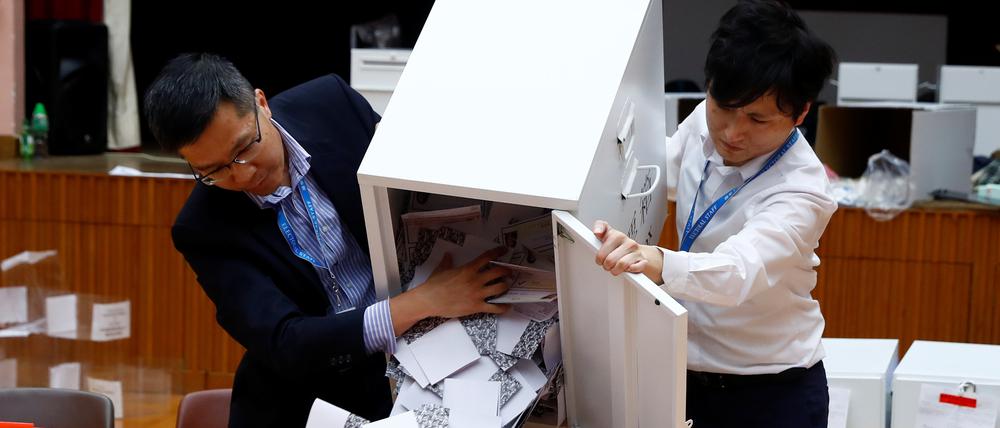 Eine Wahlurne wird in Hongkong geöffnet im November 2019.