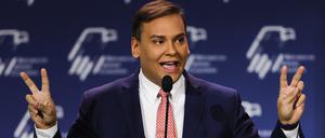 Der gewählte US-Repräsentant George Santos spricht auf dem jährlichen Führungstreffen der Republican Jewish Coalition in Las Vegas, Nevada.