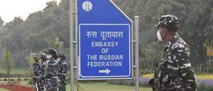 Sicherheitspersonal nahe der russischen Botschaft in Neu-Delhi. 