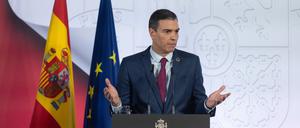 Pedro Sanchez, Regierungschef von Spanien, spricht auf einer Pressekonferenz. 