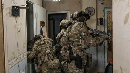 Nach den Explosionen auf der Krim-Brücke nehmen russische Soldaten einen mutmaßlichen Spion fest.